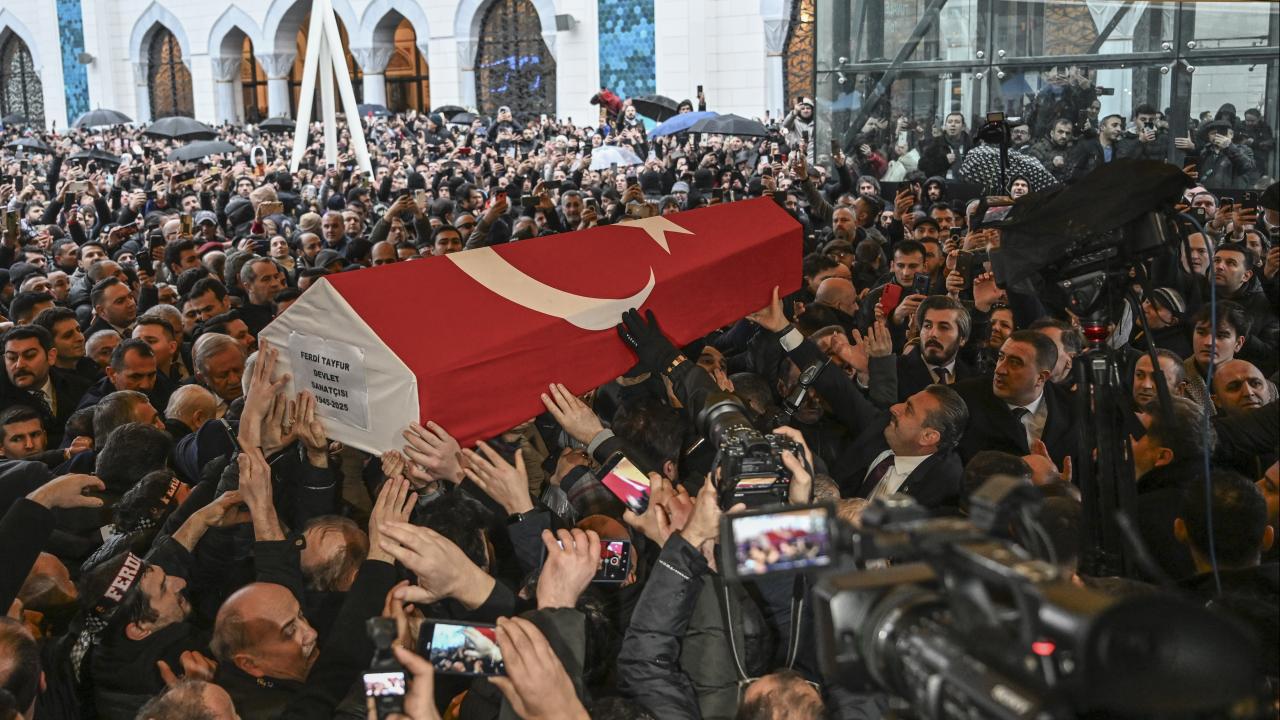 Ünlü Şarkıcı Ferdi Tayfur'un Cenazesi Son Yolculuğuna Uğurlandı