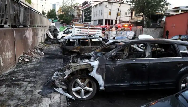 Sanayide Yangın: Tamir Bekleyen Araçlar Alev Alev Oldu