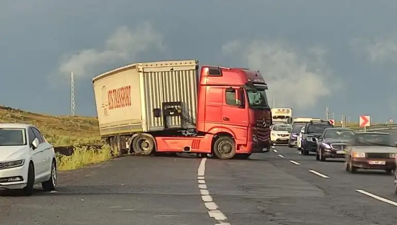 TIR Kaydı ve Yol Kapanması: Uzun Araç Kuyruklarıyla Mücadele