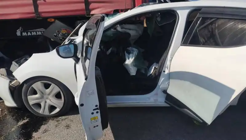 Sivas'ta Trafik Kazası: Otomobil, TIR'a Çarparak Dehşet Saçtı