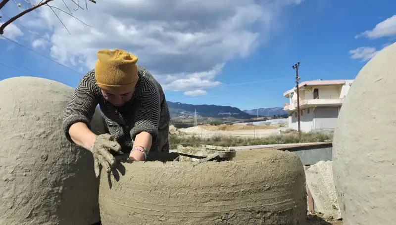 Hataylı Kadınların Killi Topraktan Sanat Eseri Üretimi