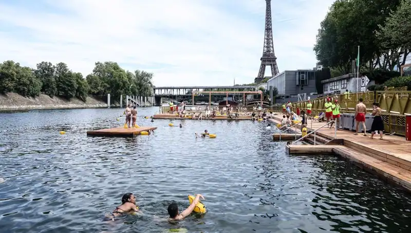 Fransa’da Tarihi An: Seine Nehri 102 Yıl Sonra Yüzmeye Açıldı