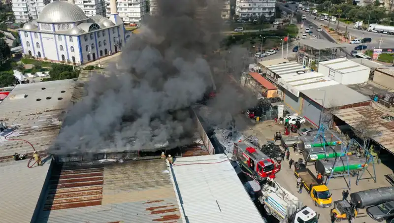 İzmir'deki Oto Lastikçide Yangın: Nedenleri ve Sonrası