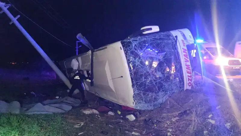 Van’da Yolcu Otobüsü Devrildi, 28 Kişi Yaralandı: Kazanın Hayati Etkileri