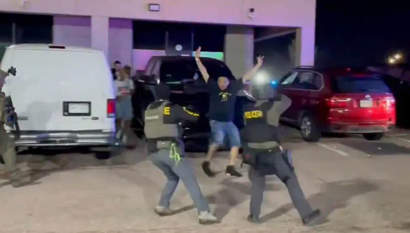 ABD'de Gece Kulübüne Polisiye Baskın: 100'den Fazla Göçmen Gözaltında!