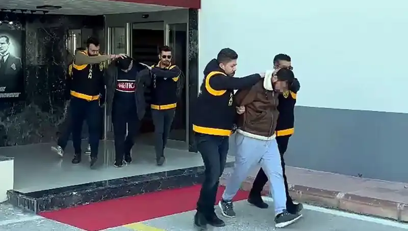İki Şüpheli, Silahla Tehdit Edip 2 Milyon Lira İstemekle Yakalandı