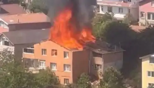 İstanbul’da Yangın Paniği: Dört Kişi Mahsur Kalınca Kurtarma Ekipleri Devreye Girdi