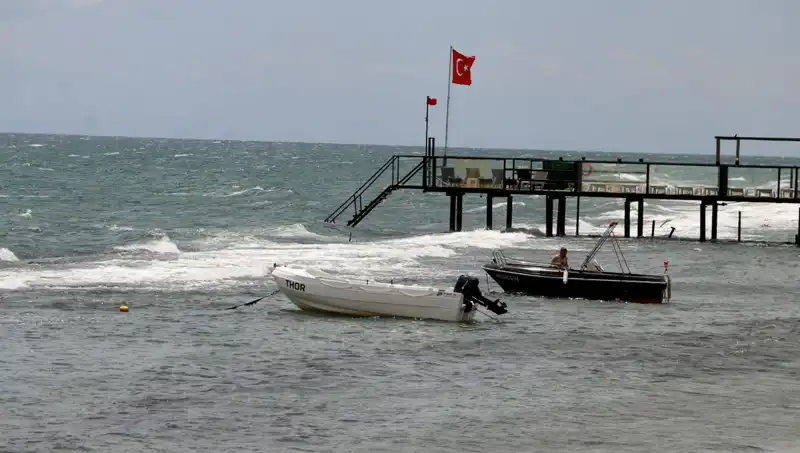 Poyraz Rüzgarı Sıcak Havayı Geride Bıraktı, Denize Girmek Yasaklandı