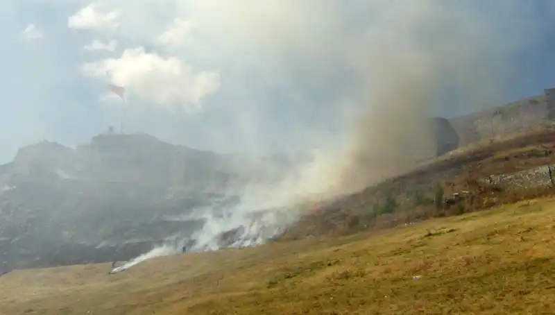 Kars Kalesi Eteklerinde Anız Yangını: Doğa ve Kültür Tehdidi