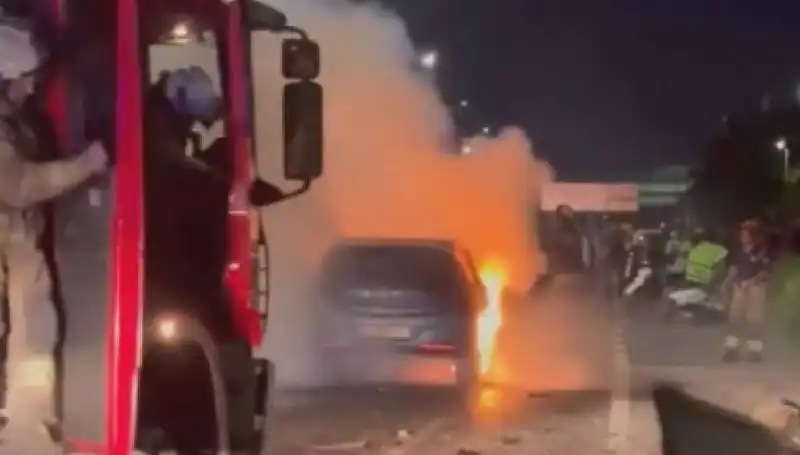 Otoyolda Korkunç Kaza: Araç Bariyerlere Çarptı ve Alev Aldı