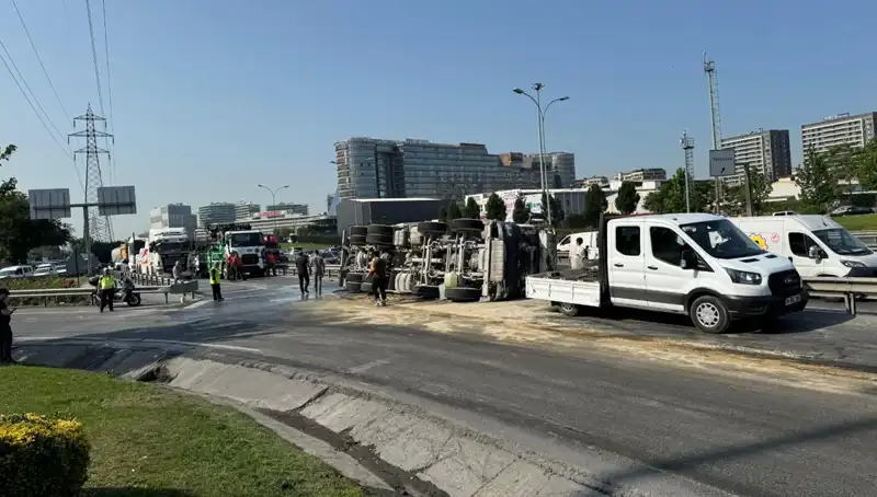D-100 Yan Yolda Devrilen Beton Mikseri, Trafiği Kilitledi