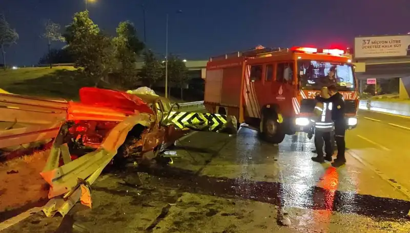 Bariyer Otomobile Saplandı: Sürücünün Durumu Ciddiyetini Koruyor