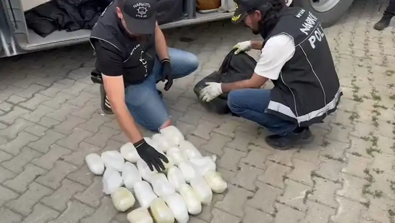 Seyahatte Şok: Yolcunun Valizinden 13 Kilo Metamfetamin Çıktı!