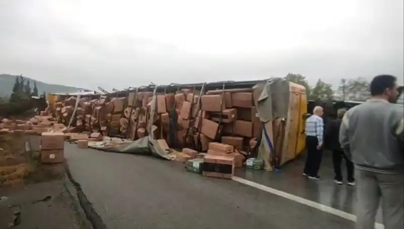 TEM Otoyolu'nda TIR Devrildi, Trafik Ankara Yönü Kapandı