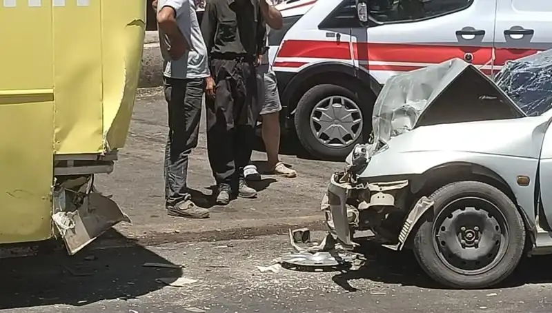 Halk Otobüsü ile Otomobil Çarpıştı: İki Kişi Yaralandı!