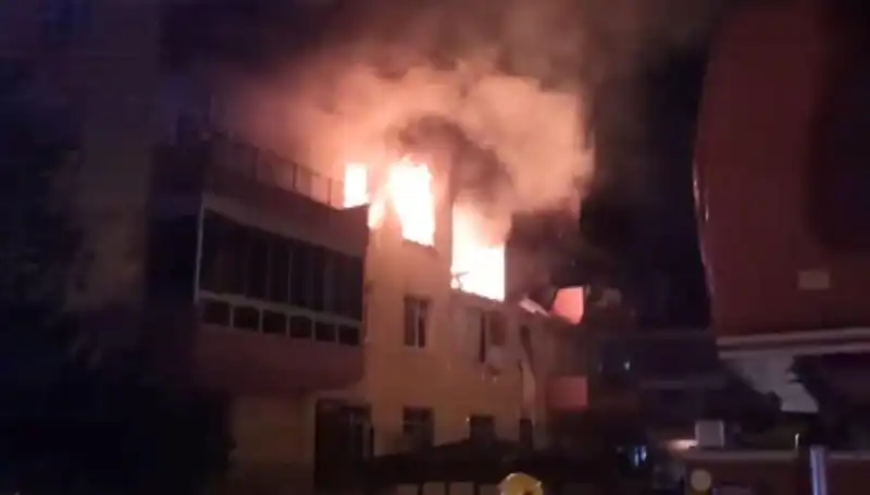 Konya'da Dört Katlı Bina Doğalgaz Patladı: 12 Yaralı, Olayın Nedenleri Araştırılıyor