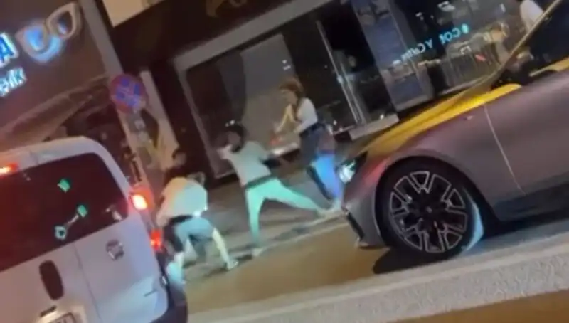 Cadde Boks Ringine Döndü: Şehrin Merkezinde Şaşırtan Yumruklar!