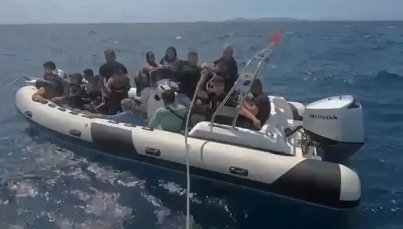 15 Düzensiz Göçmen Akdeniz'de Kurtarıldı: Hayat Mücadelesi Sürüyor