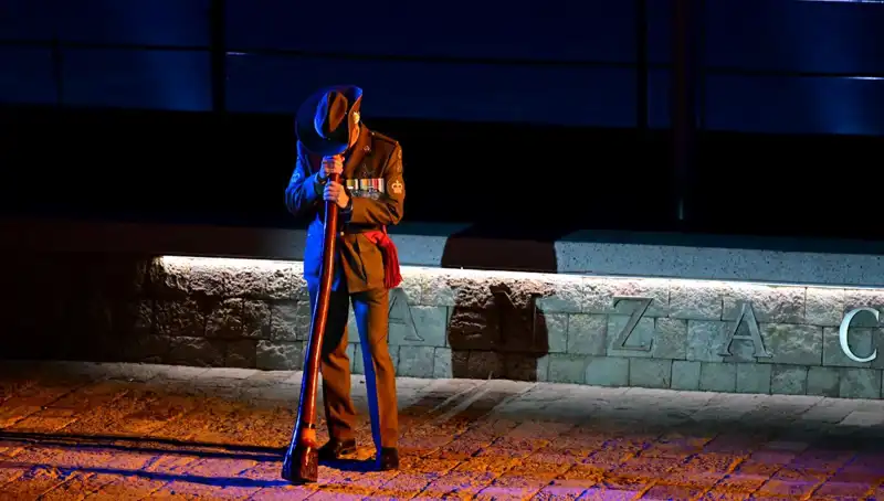 Anzak Koyu'nda Duygusal "Şafak Ayini" Töreni Gerçekleşti