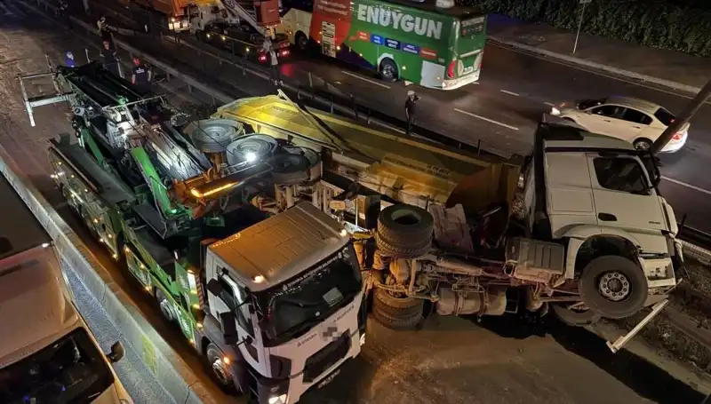 Moloz Yüklü Hafriyat Kamyonu Devrildi: Olay Yerinde Yaşananlar