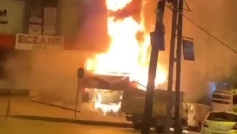 Başakşehir'de Korkutan Yangın: İş Merkezi Alev Alev!