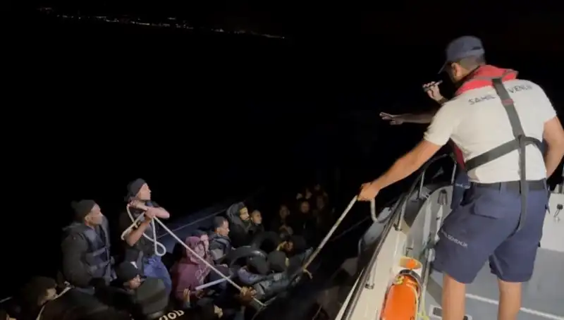 Çeşme Kıyılarında Dram: Denizde Sürüklenen 42 Kaçak Göçmen Kurtarıldı