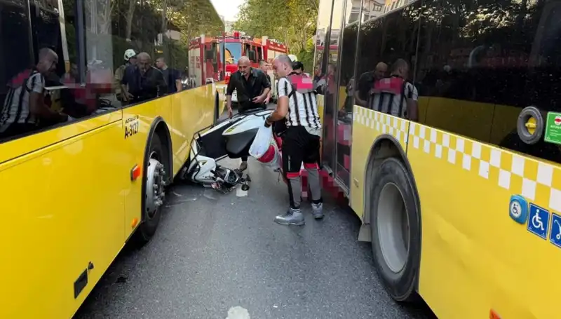 Motosiklet, İETT Otobüslerinin Arasında Kaldı: O Anlar Kamerada!