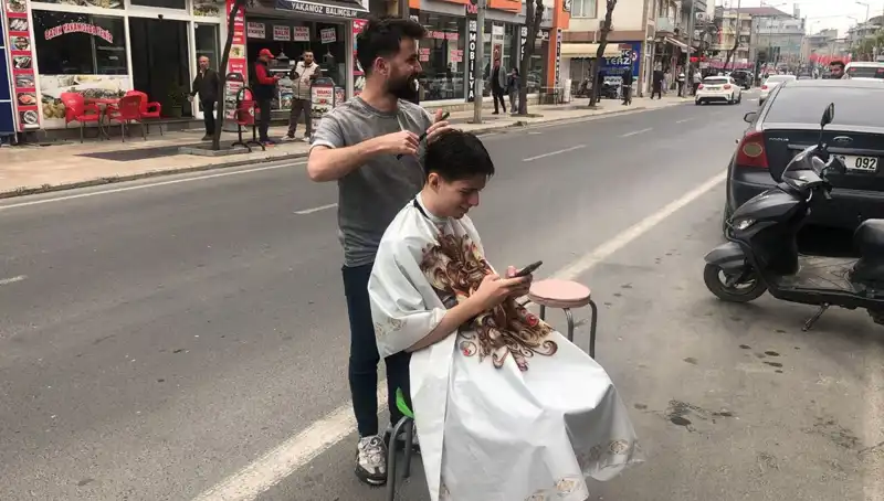 Deprem Anında Yarım Kalan Tıraşını Sokakta Tamamladı!