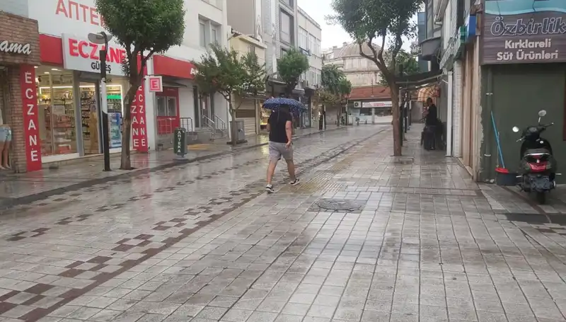 Kırklareli'nde Aniden Bastıran Sağanak Yağış Hayatı Olumsuz Etkiledi