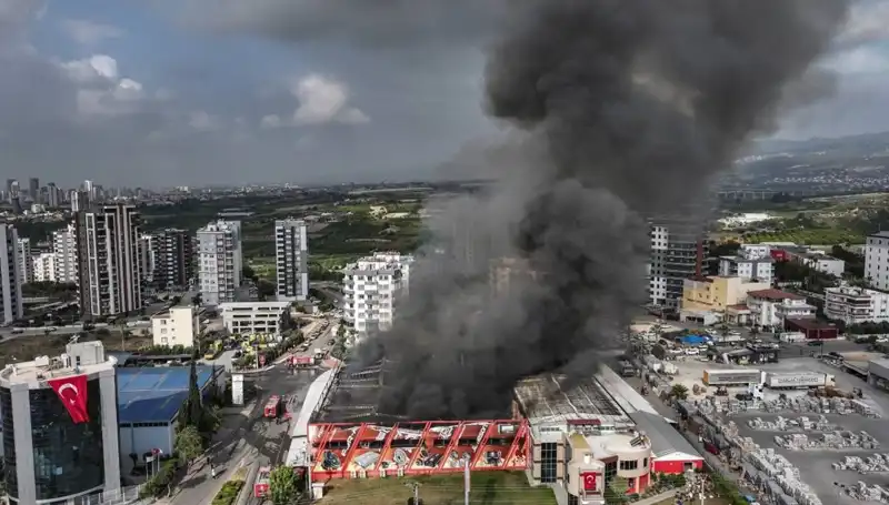 Mersin'de Fabrika Yangını: TOMA ve İlginç Müdahale Yöntemleri