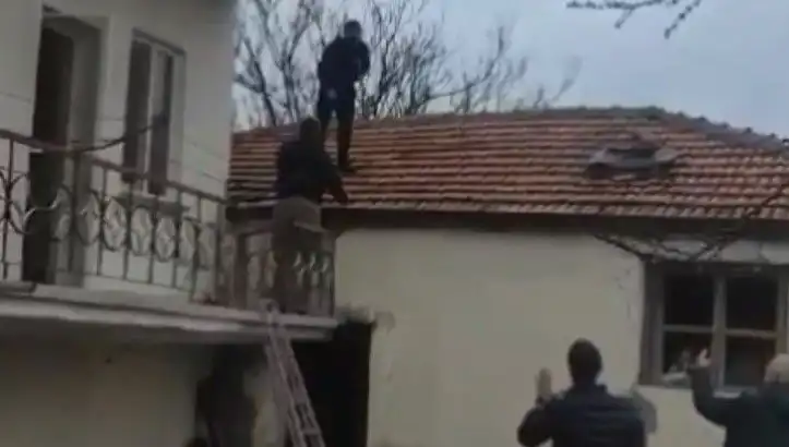 Çatıda Kıstırılan Şüpheli: "10 Yıl Yattım, Bir Daha Yatamam!"