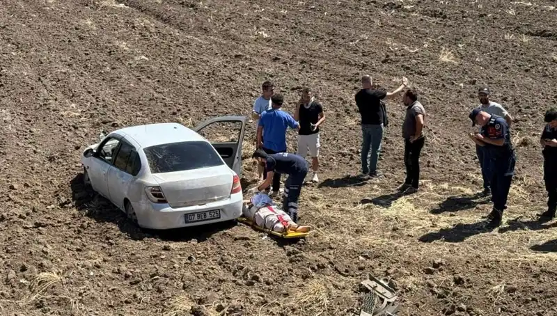 Osmaniye'de Kontrolden Çıkan Otomobil Tarlaya Uçtu: Üç Kişi Yaralandı
