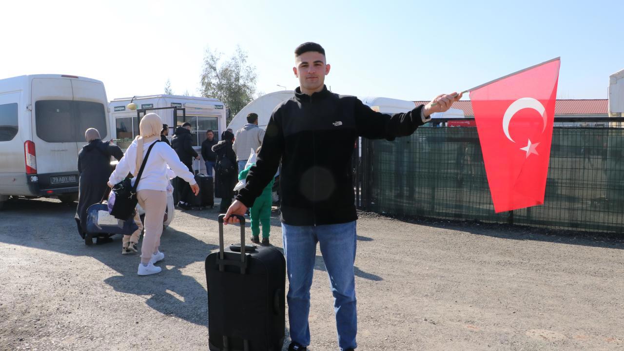 Suriye'ye Türk bayrağıyla dönen Abdulkadir