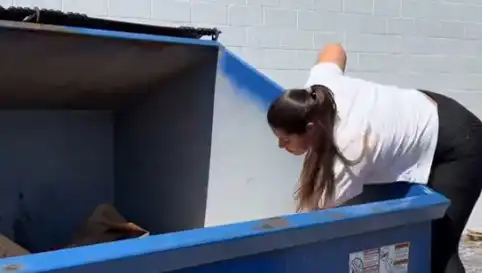 Çöp Karıştırarak İki Yılda 2 Milyon TL Kazanan Kadınların Hikayesi