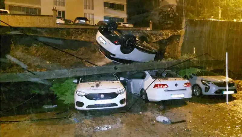 Tuhaf Olay: Duvarın Çökmesi Sonucu 4 Araç Zarar Gördü