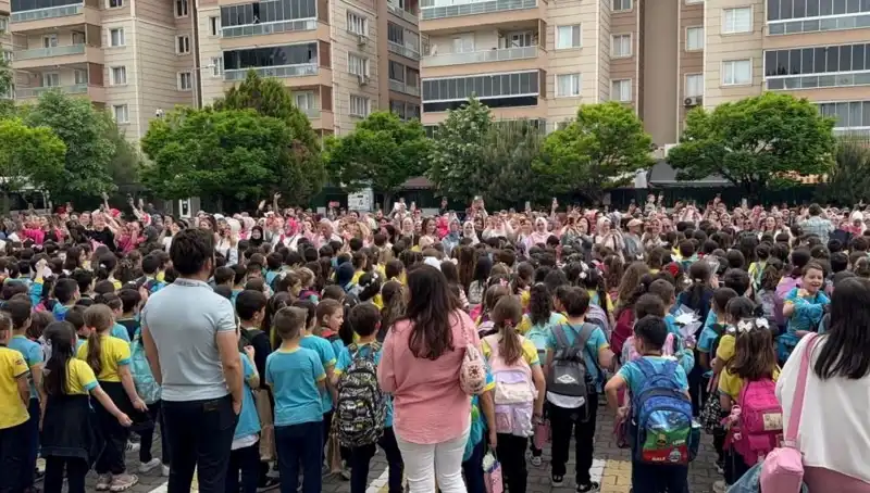 Öğrencilerden Annelere Duygu Dolu Sürpriz: Ağlatan Anlar