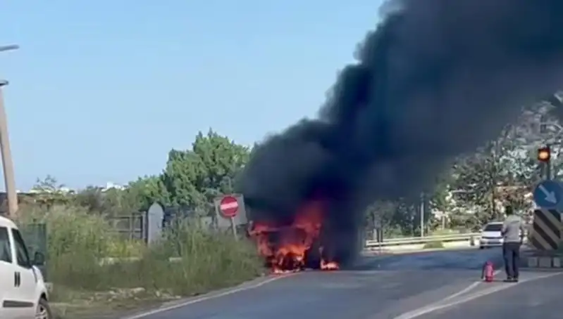 Çarşaf Yüklü Kamyonet Alev Alev Yandı, Olayın Sebebi Ne?