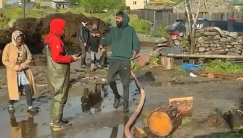 Ardahan'da Aniden Gelen Sağanak, Şehri Sel Alarak Hayatı Durma Noktasına Getirdi