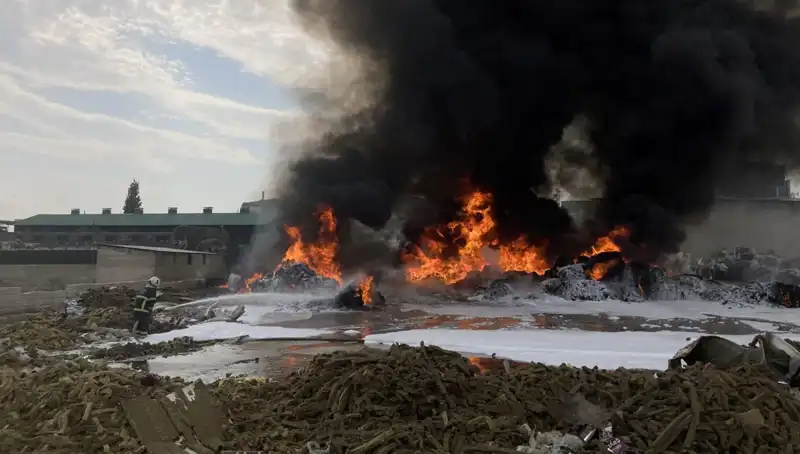 Gaziantep'te Geri Dönüşüm Tesisinde Yangın Panik Yarattı