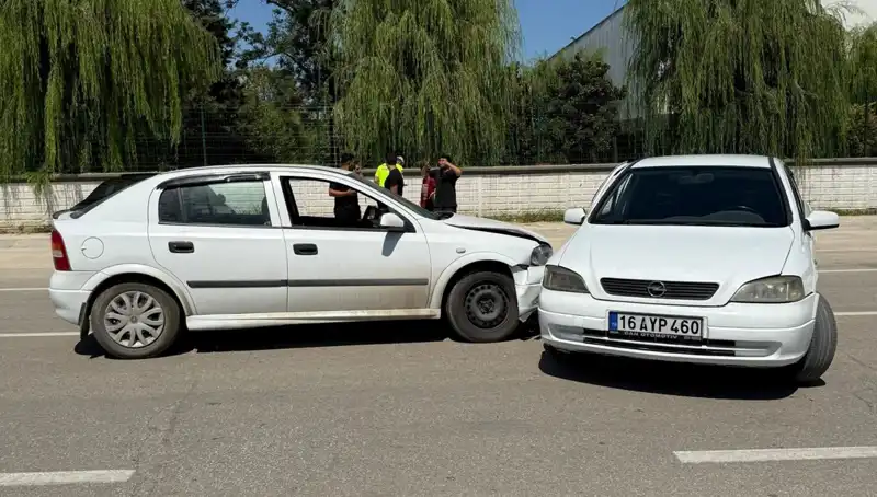 İki Otomobil Çarpıştı: Uçurum Kenarında Korkutan Kaza