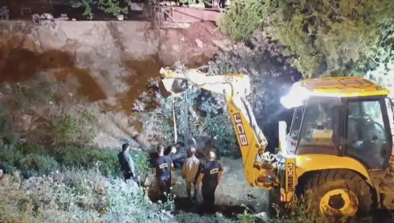 Hatay'da İneğe Kurtarma Operasyonu: Hayvanseverler Bir Araya Geldi