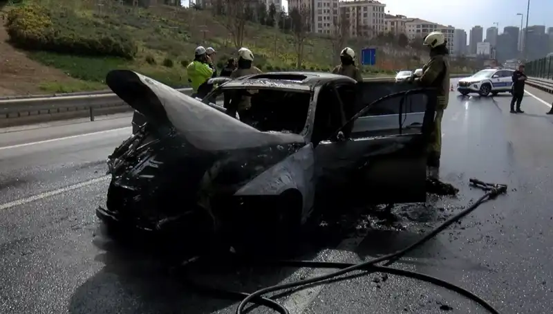 Alev Alev Yanan Otomobil, Şehir Merkezinde Küllere Karıştı!
